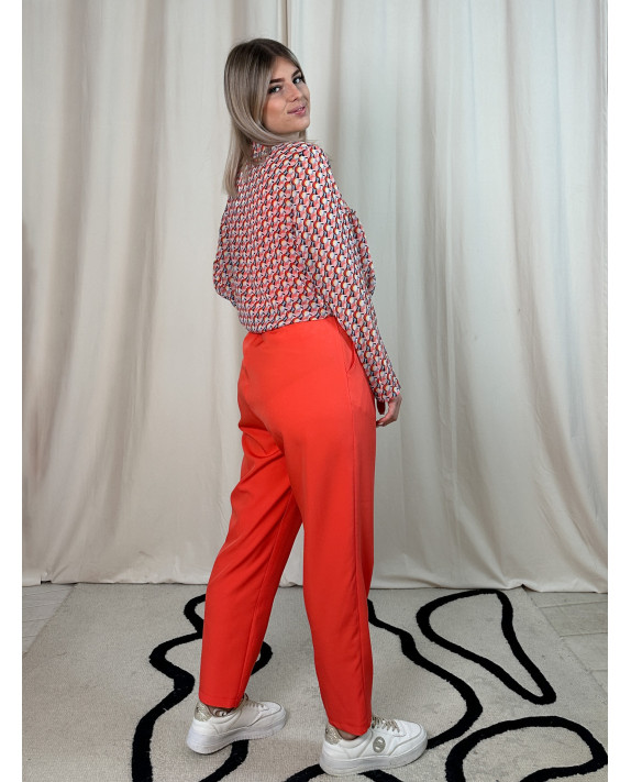 Pauline, pantalon classique, coloris corail, grande taille derriere