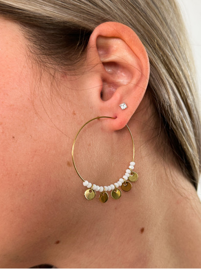Boucles d'oreilles créoles et perles, coloris blanc